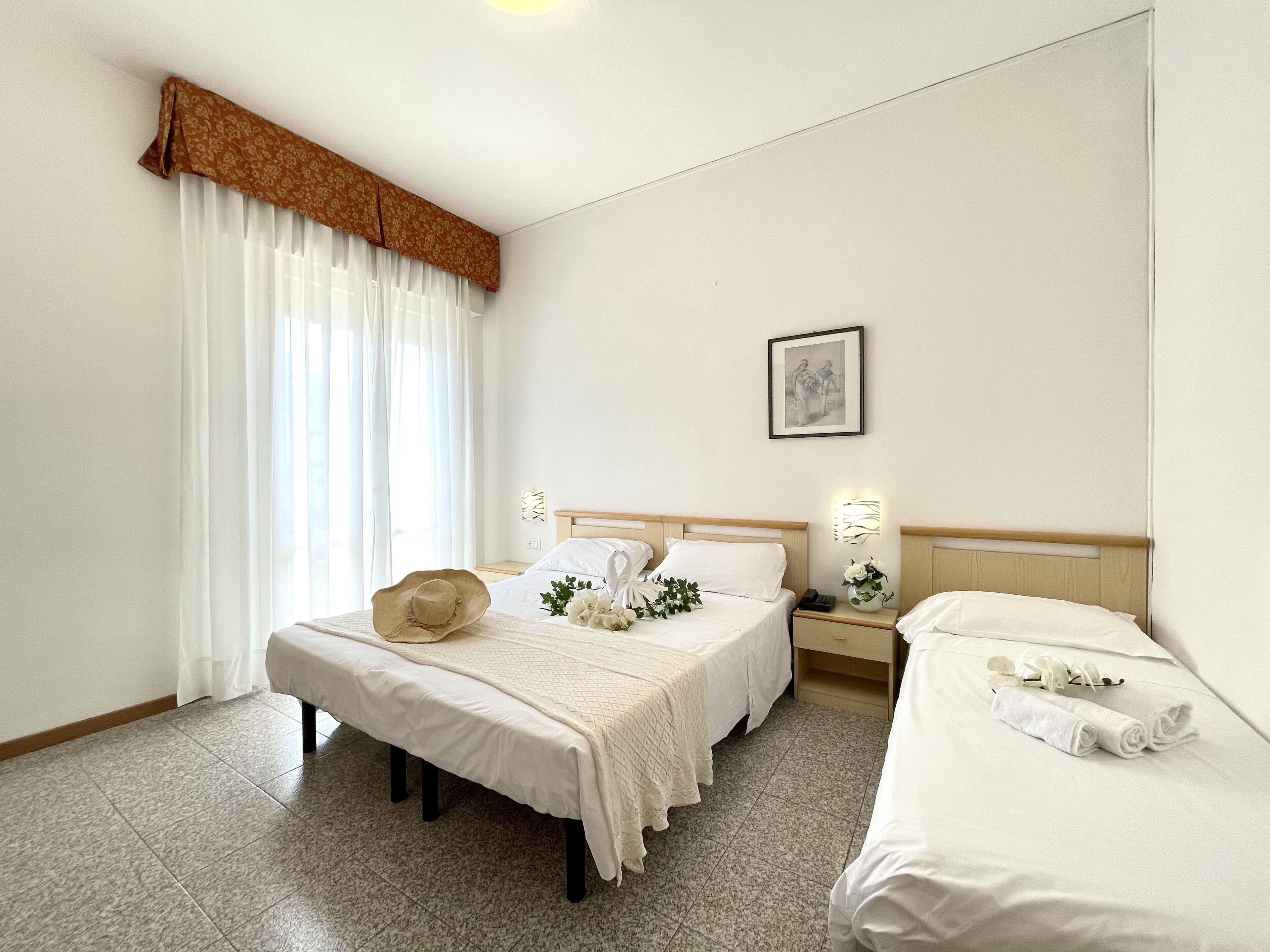 triple room (1 beach umbrella, 2 sun beds) | minibar, in-room safe, desk, free wifi
