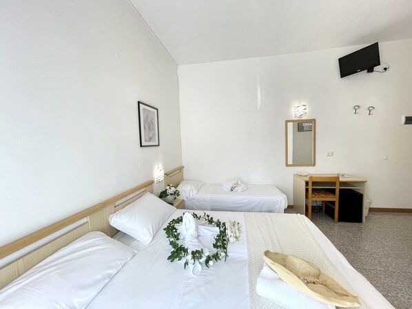 Triple Room (Parcheggio incluso) | Minibar, in-room safe, desk, free WiFi - Hotel Trovatore (Jesolo)
