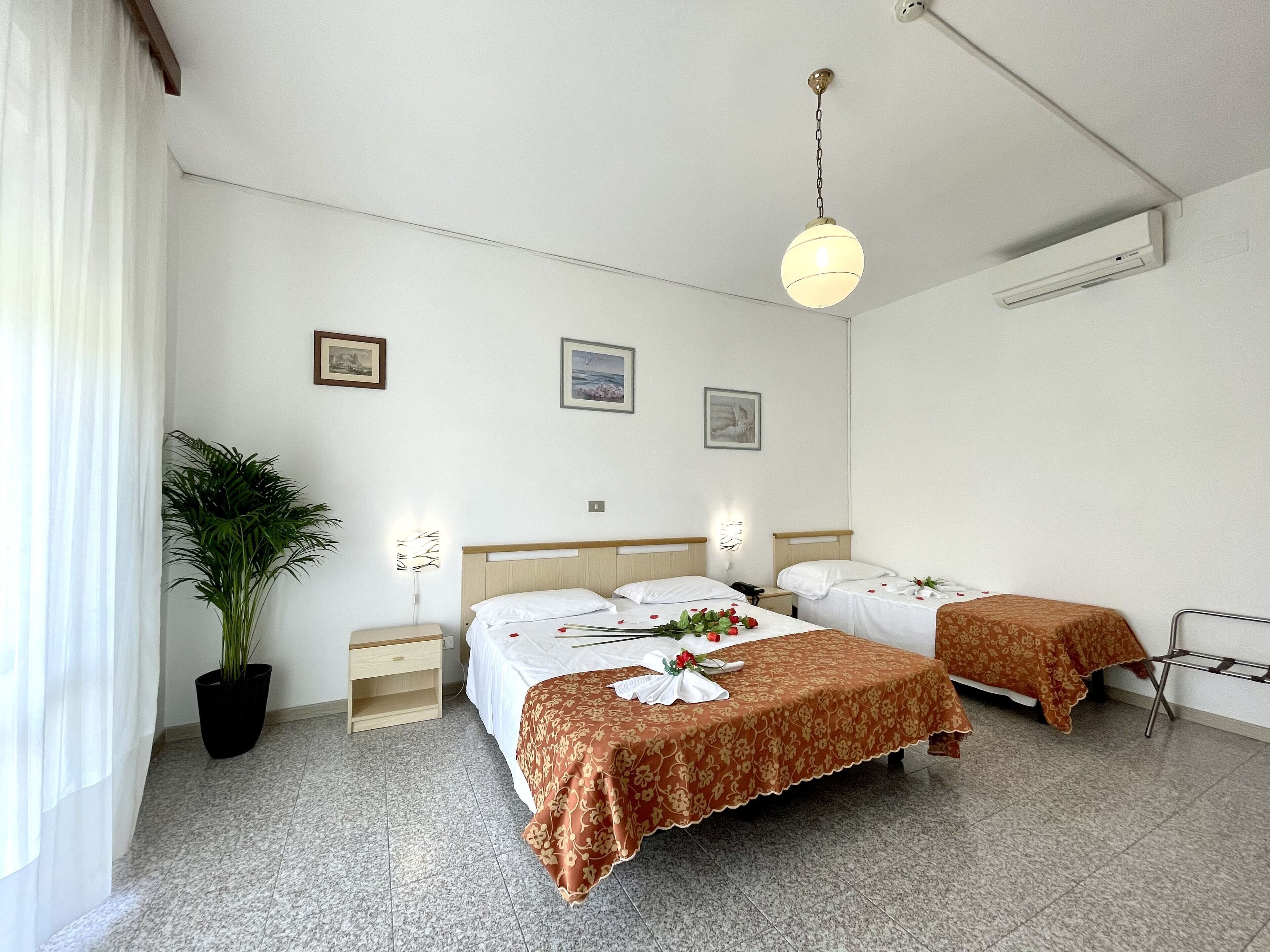 triple room (1 beach umbrella, 2 sun beds) | minibar, in-room safe, desk, free wifi