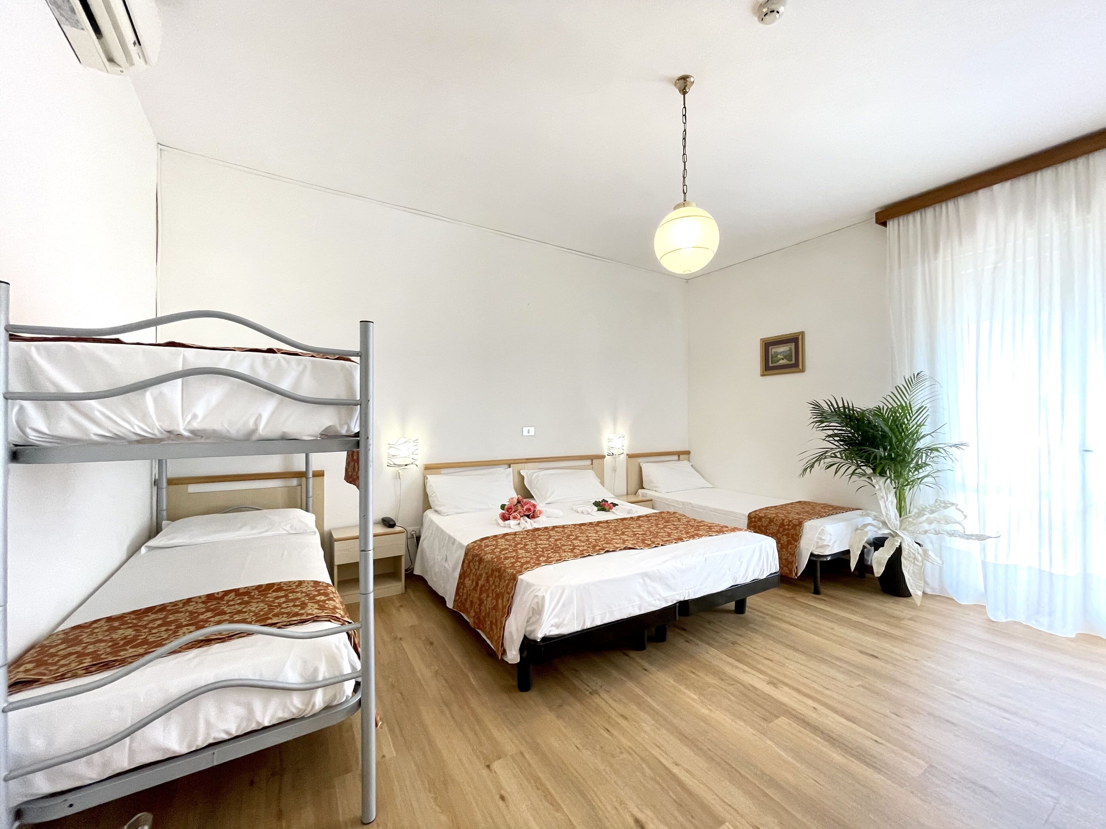 quadruple room (1 beach umbrella, 2 sun beds) | minibar, in-room safe, desk, free wifi