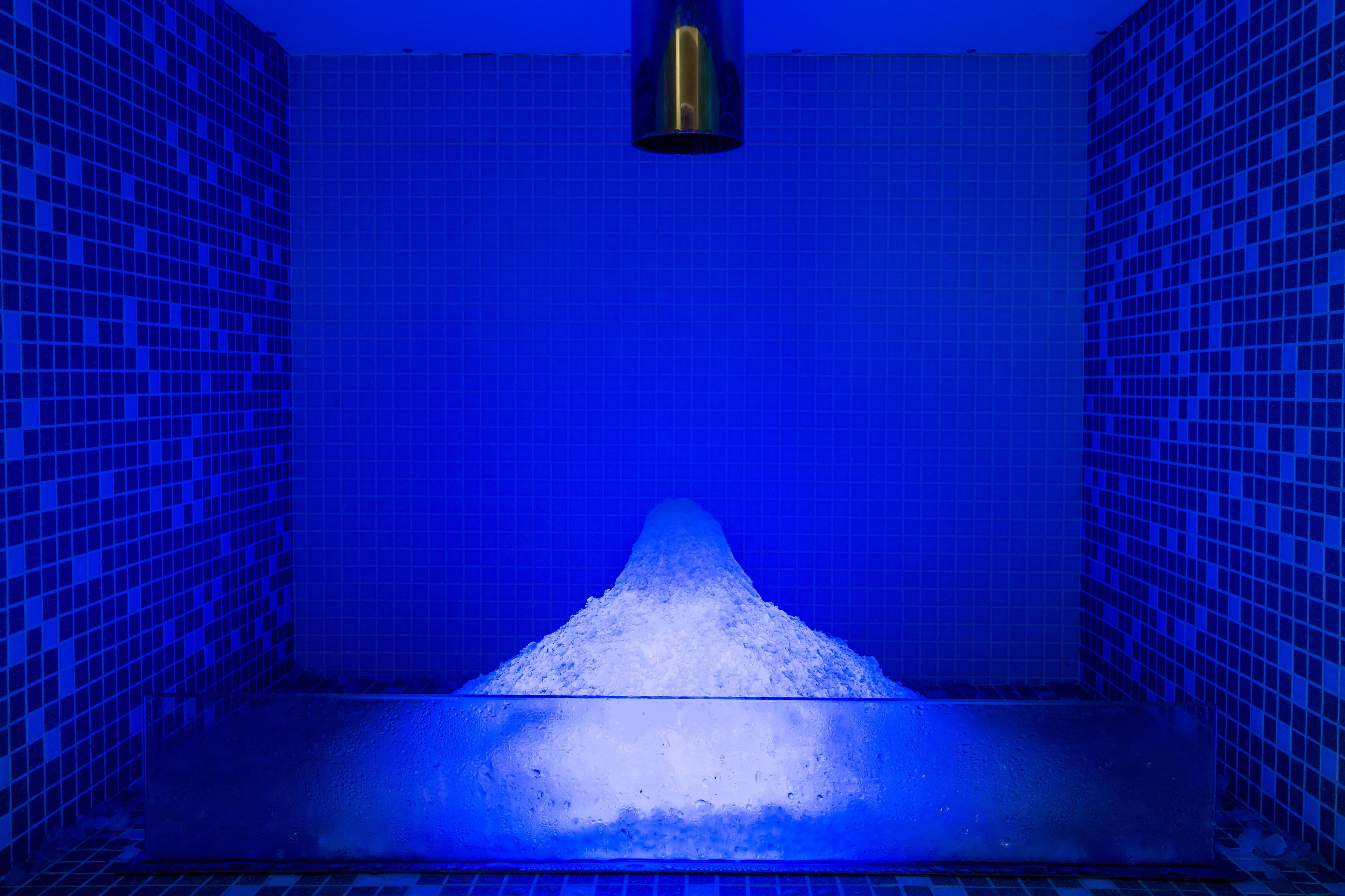 Un sauna, una bañera de hidromasaje