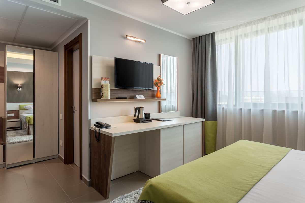Economy Double or Twin Room without balcony | Bộ đồ giường cao cấp, nệm Select Comfort, minibar