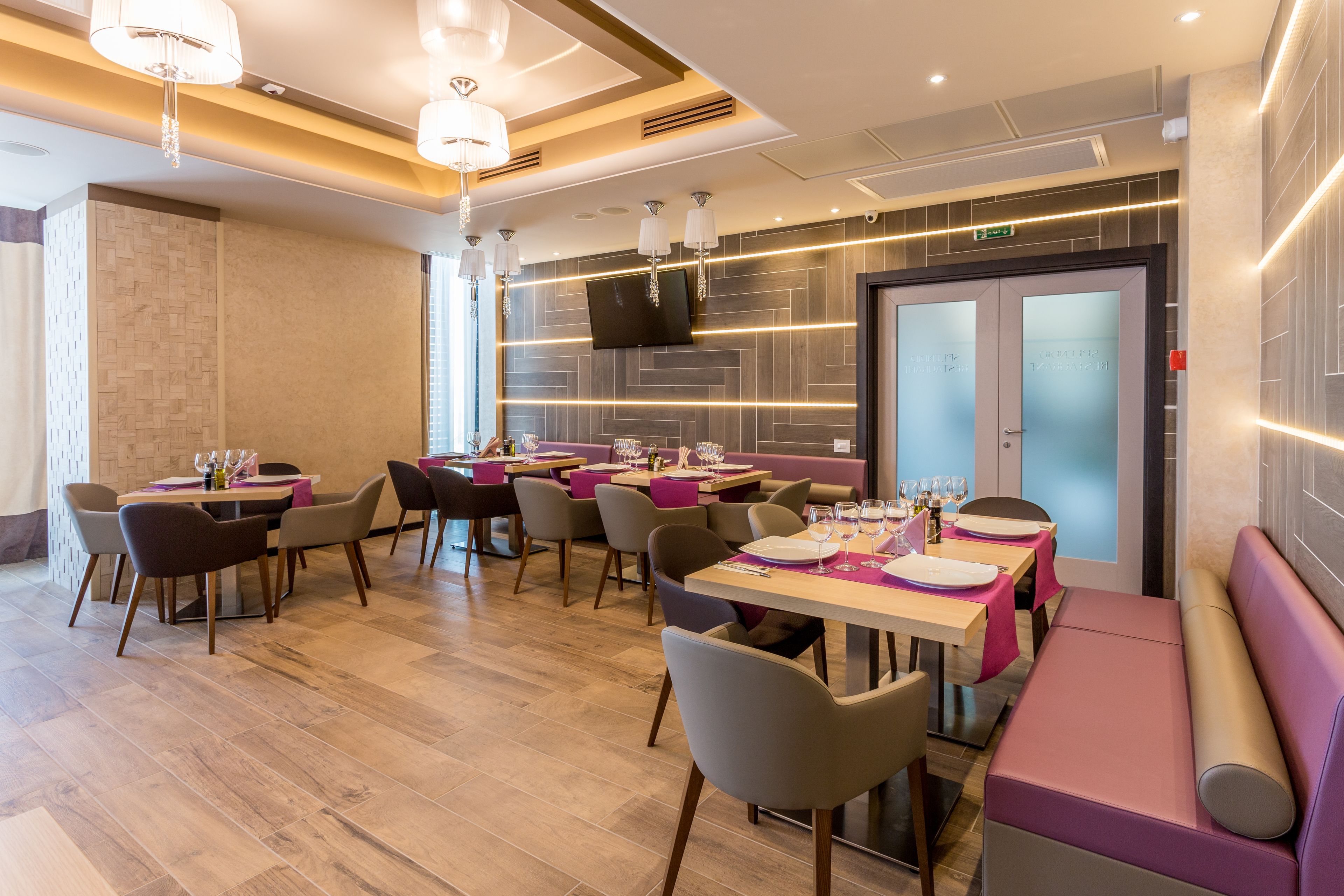 供应早餐、午餐和晚餐