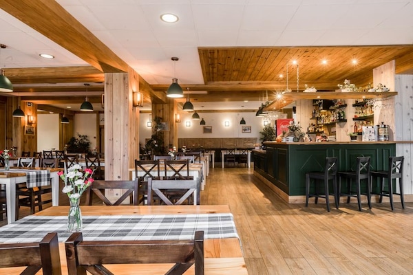 Se sirven desayunos y almuerzos; cocina local; con vista al jardín