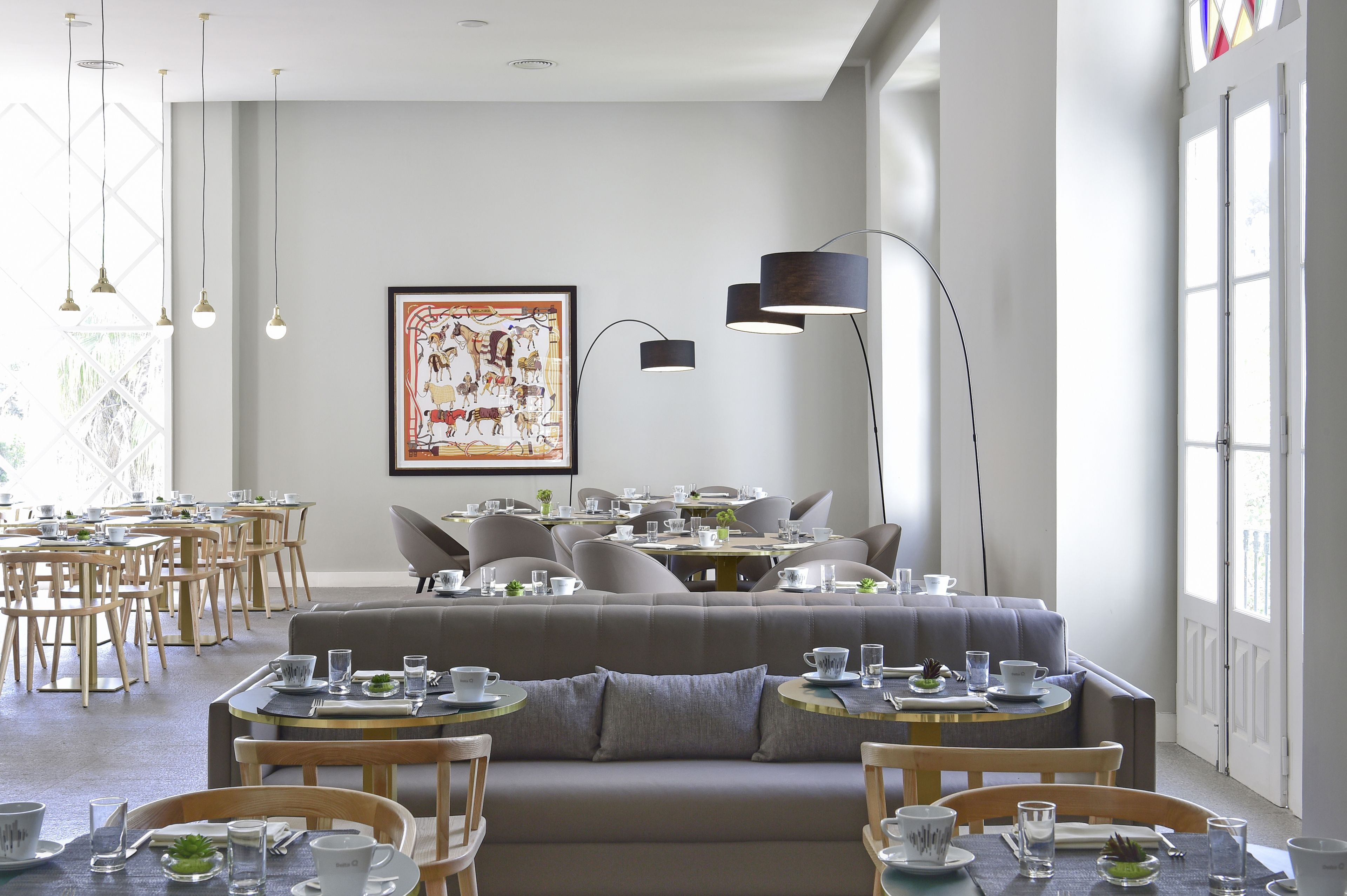 Petit déjeuner et déjeuner servis sur place, restauration en plein air 