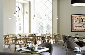 Petit déjeuner et déjeuner servis sur place, restauration en plein air