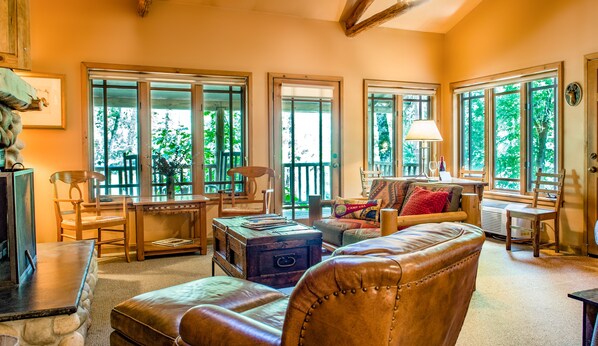 أغطية فراش متميزة وألحفة محشوة بالريش وأسرّة بطبقة علوية مريحة