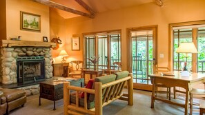 أغطية فراش متميزة وألحفة محشوة بالريش وأسرّة بطبقة علوية مريحة