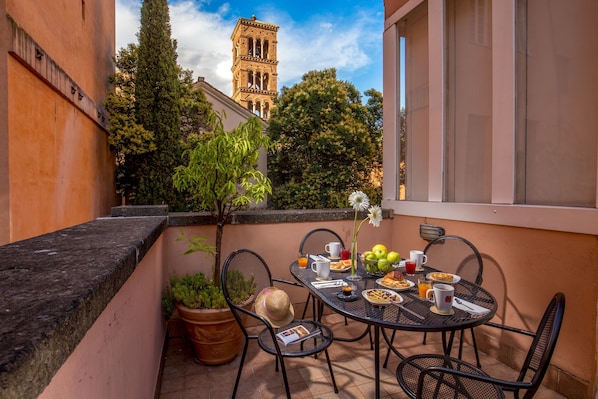Familiekamer, 1 slaapkamer, terras | Uitzicht vanaf balkon