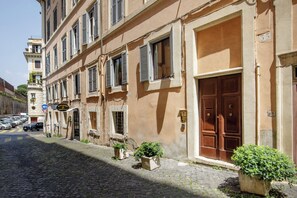Memory-foam beds, in-room safe, individually decorated - Aenea Superior Inn (Rome)