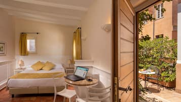 Romantisches Doppel- und Zweibettzimmer, Terrasse | 2 Schlafzimmer, Betten mit Memory-Foam-Matratzen, Zimmersafe