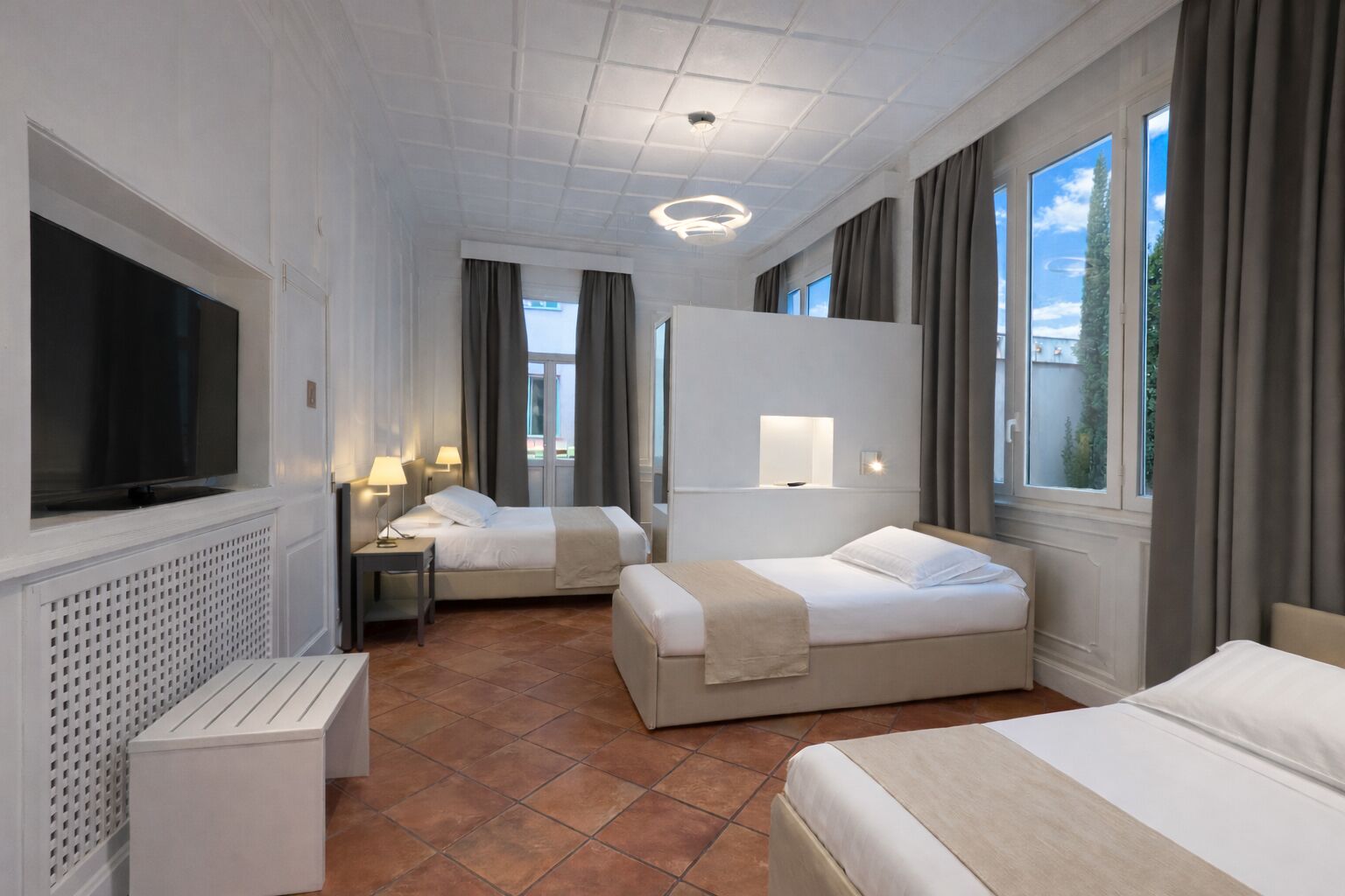 أسرّة بإسفنج يتكيف مع شكل الجسم وخزنة داخل الغرفة