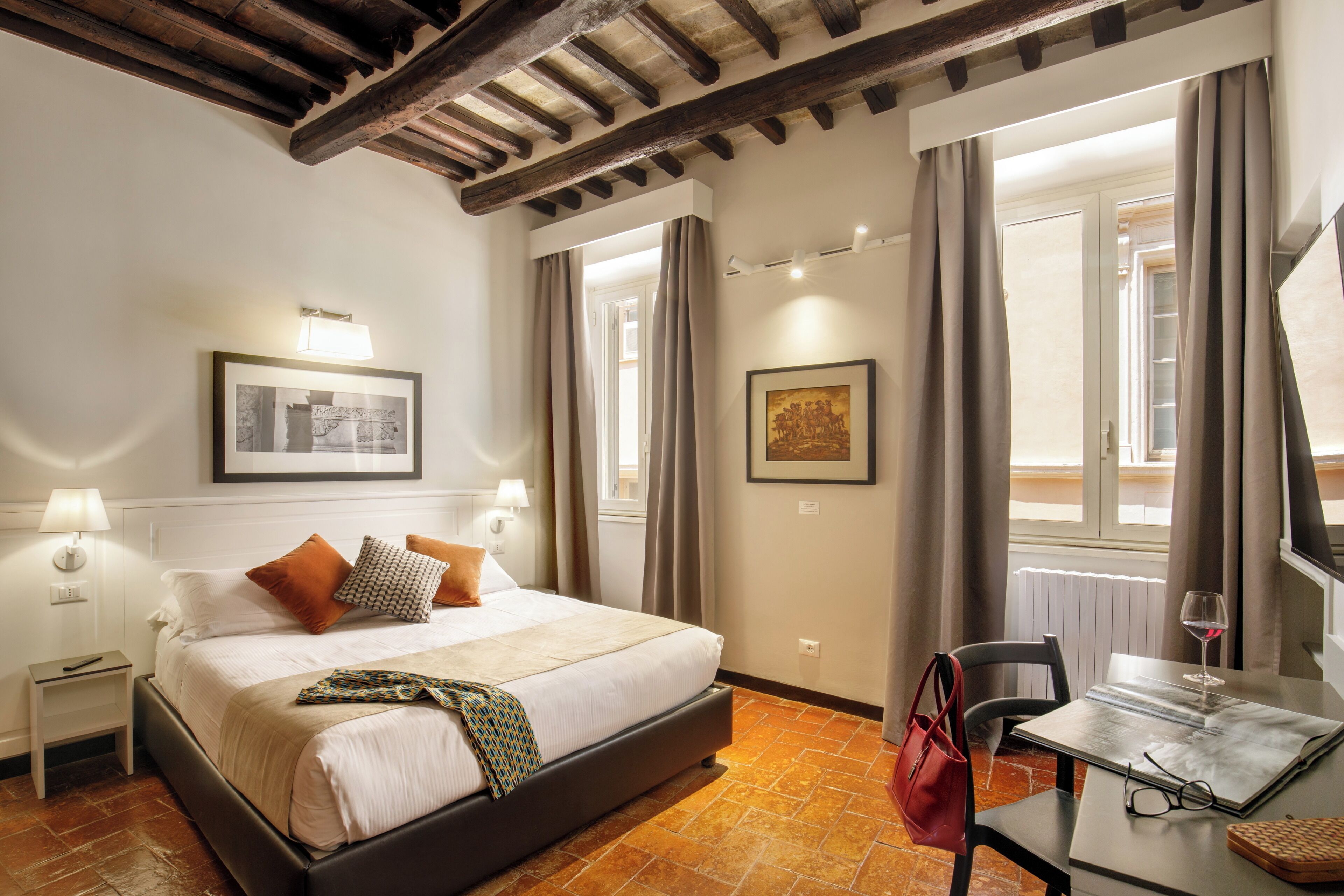 Colchones con efecto memoria y caja de seguridad en la habitación 