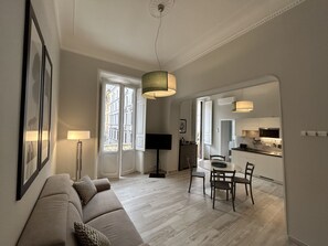 Appartement, 1 slaapkamer, terras | Bedden met traagschuimmatrassen, een kluis op de kamer