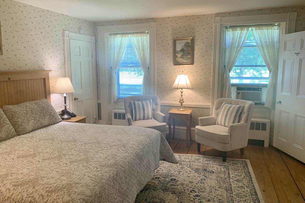 deluxe room, 1 king bed | iron/ironing board, free wifi, bed sheets