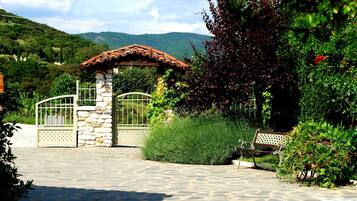 Vista frontal de la propiedad