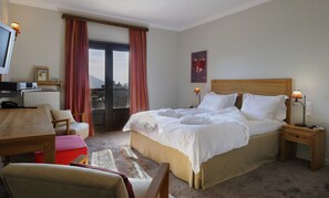 Premium bedding, down comforters, minibar, desk - Jennifer Home Hotel (Drama)