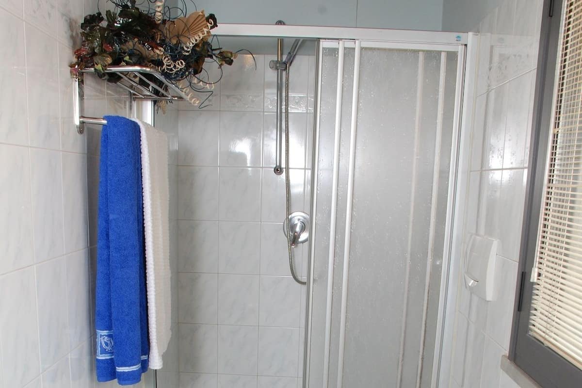 Duş, saç kurutma makinesi, bide, havlu