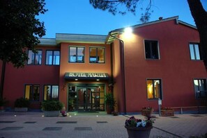 Front of property – evening/night - Hotel Marzia (Scandicci)