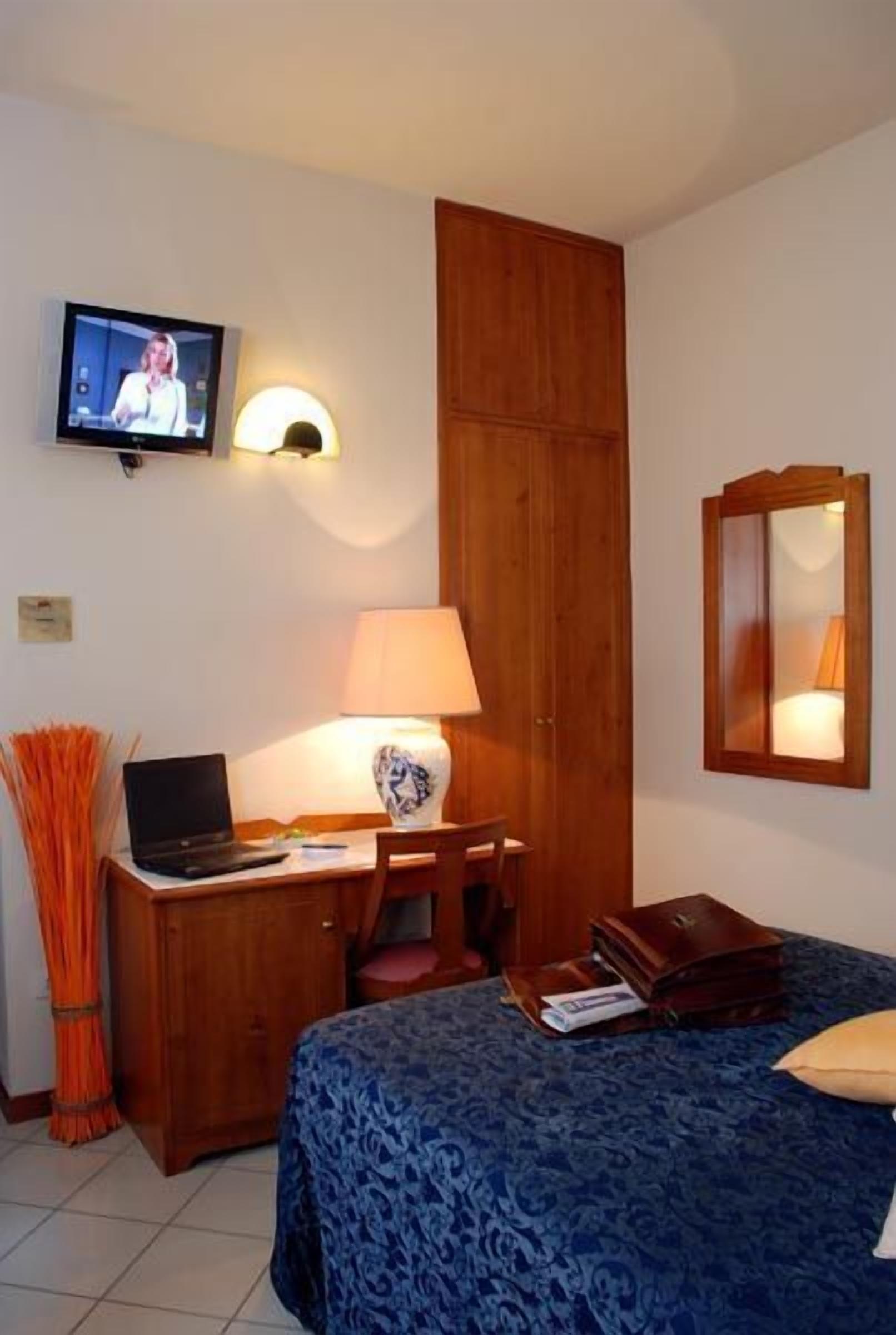 single room, 1 single bed | desk, free wifi, bed sheets
