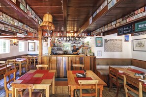 2 restaurants; breakfast, lunch, and dinner served - Belvidere Manor (Knysna)