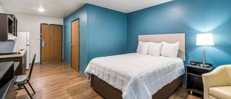 Escriptori, espai de treball apte per a portàtils i cortines opaques