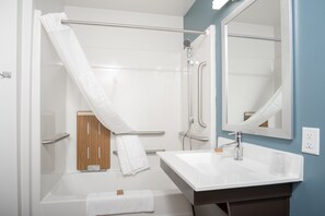标准房, 1 张双人床, 无障碍, 无烟房 (Bathtub) | 浴室 | 淋浴/盆浴组合、吹风机