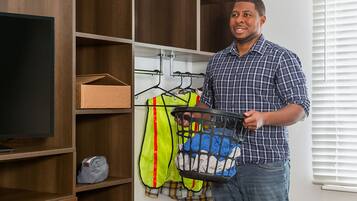 Escritorio, tabla de planchar con plancha, wifi gratis y ropa de cama