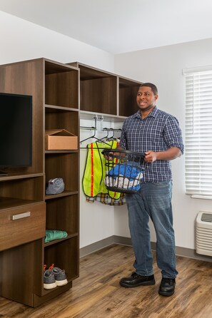 Desk, iron/ironing board, free WiFi, bed sheets - WoodSpring Suites Kansas City Mission (Mission)