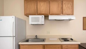 大型冷蔵庫、電子レンジ、コンロ