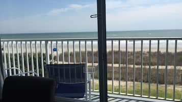 Poolside Kitchen 2 Queens | Balcony