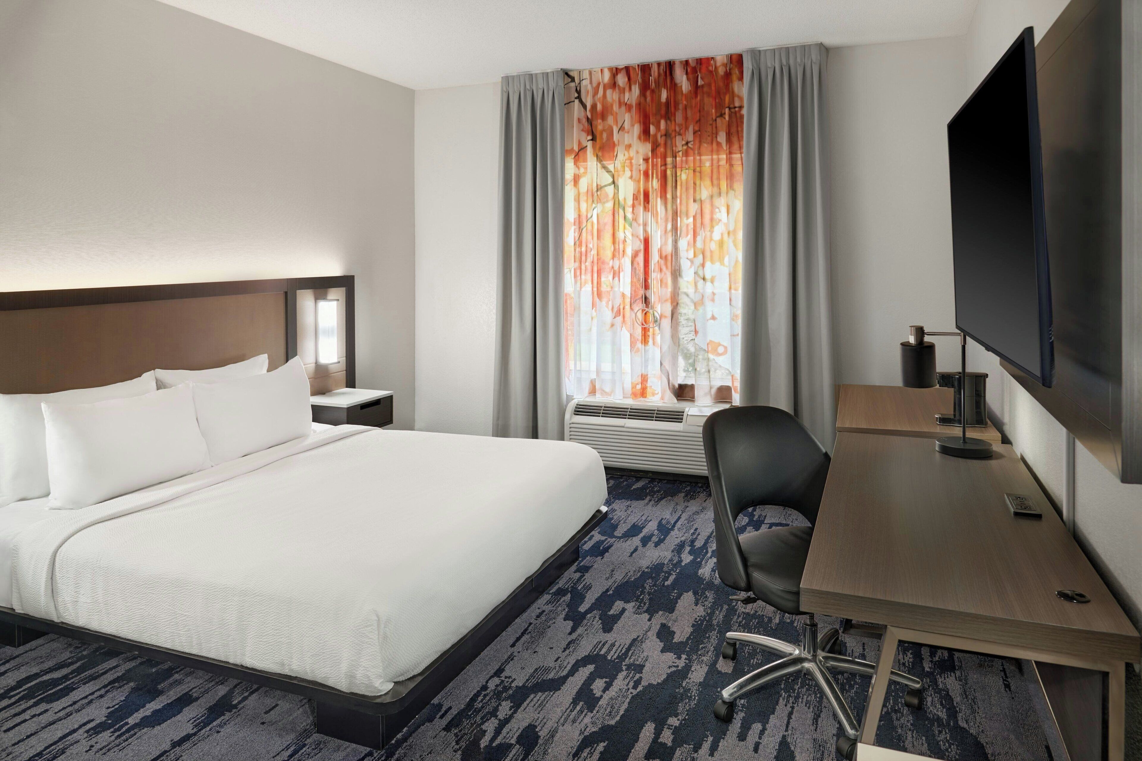 room, 1 king bed | premium bedding, desk, blackout curtains, iron/ironing board