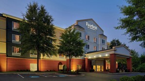 A Fairfield by Marriott hotel with a modern design, featuring a prominent entrance and a parking area. - Fairfield Inn & Suites by Marriott Cartersville (Cartersville)