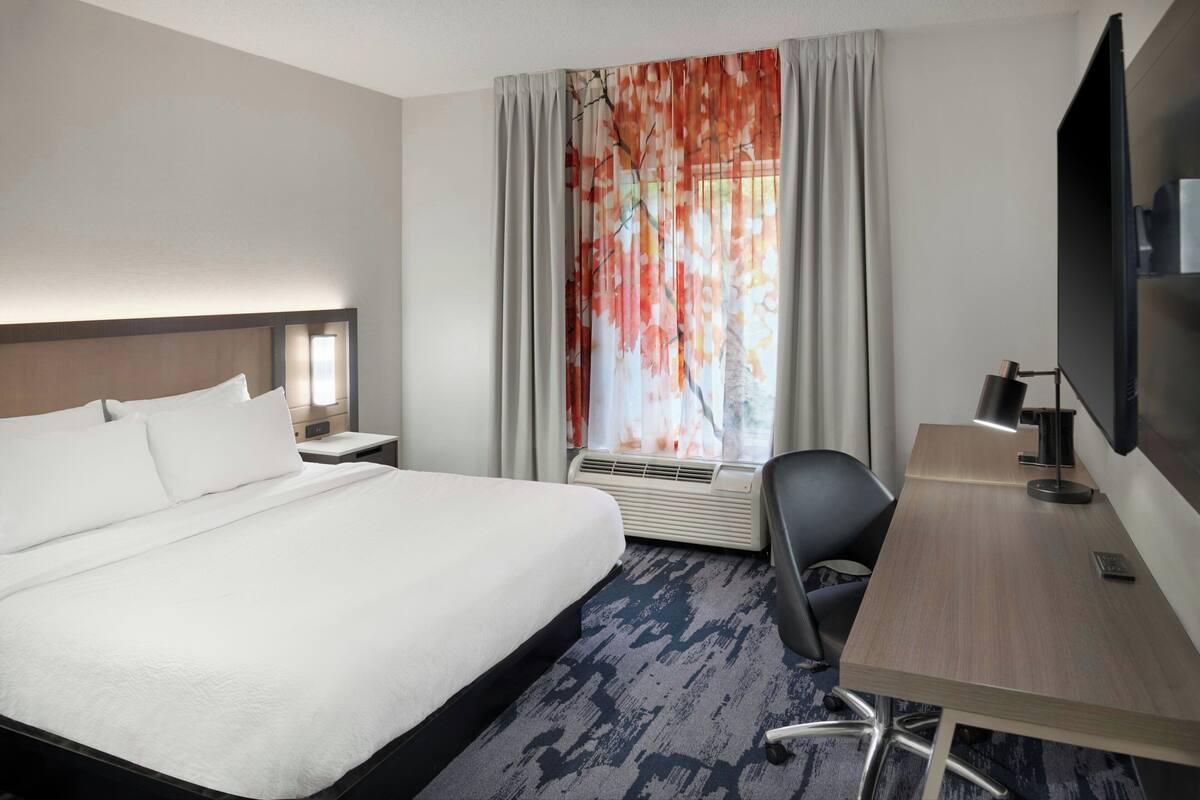 Room, 1 King Bed | Premium bedding, desk, blackout drapes, iron/ironing board