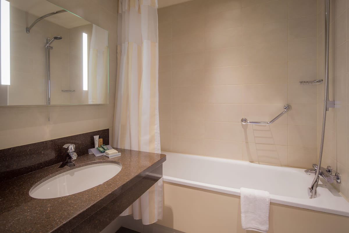 family suite, 1 queen bed | bathroom | combined shower/bathtub, deep-soaking bathtub, rainfall showerhead