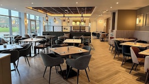 Breakfast, lunch and dinner served - London Luton Vale Hotel (Luton)