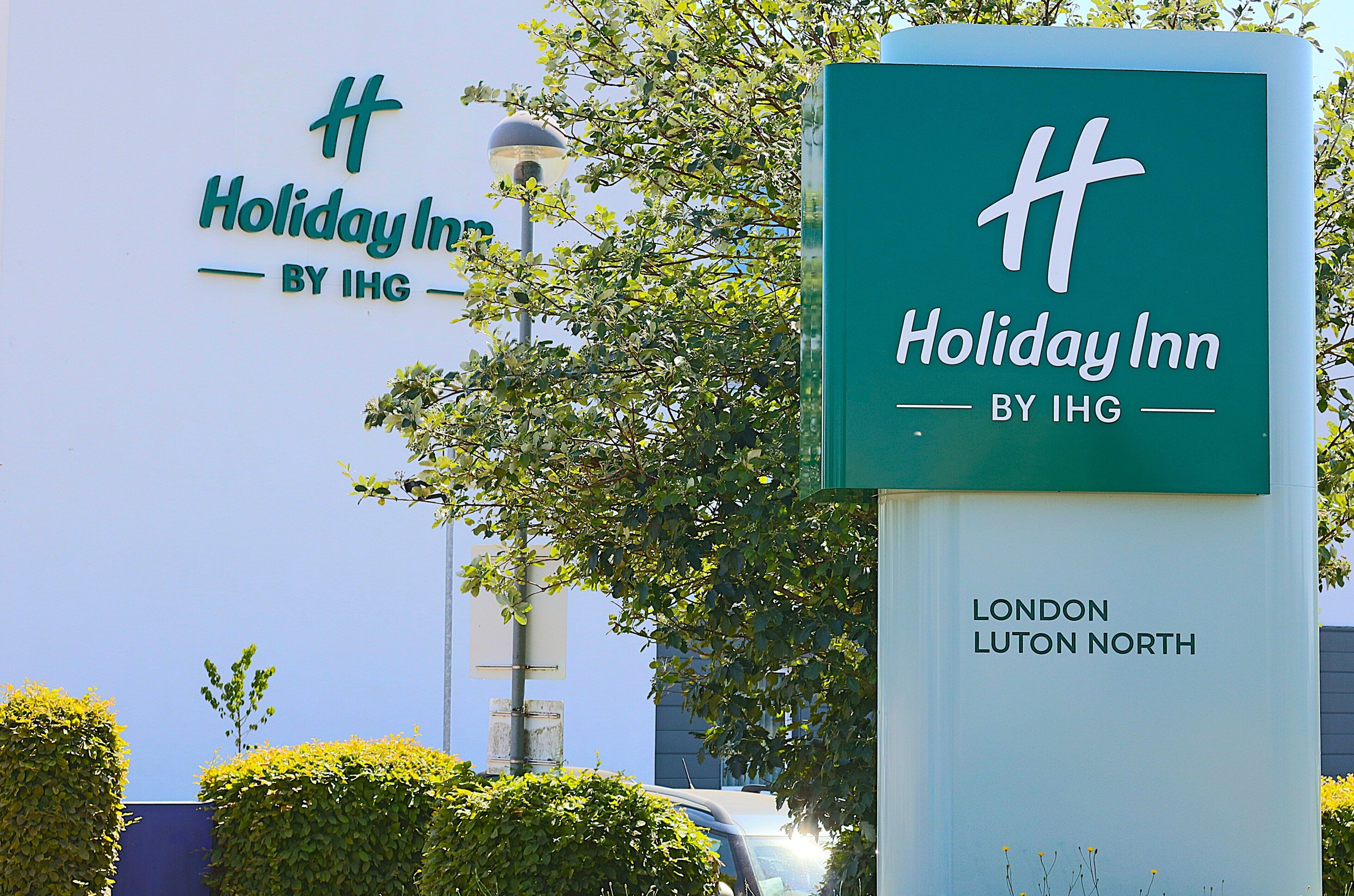 Schild für Holiday Inn von IHG in London, Luton North.