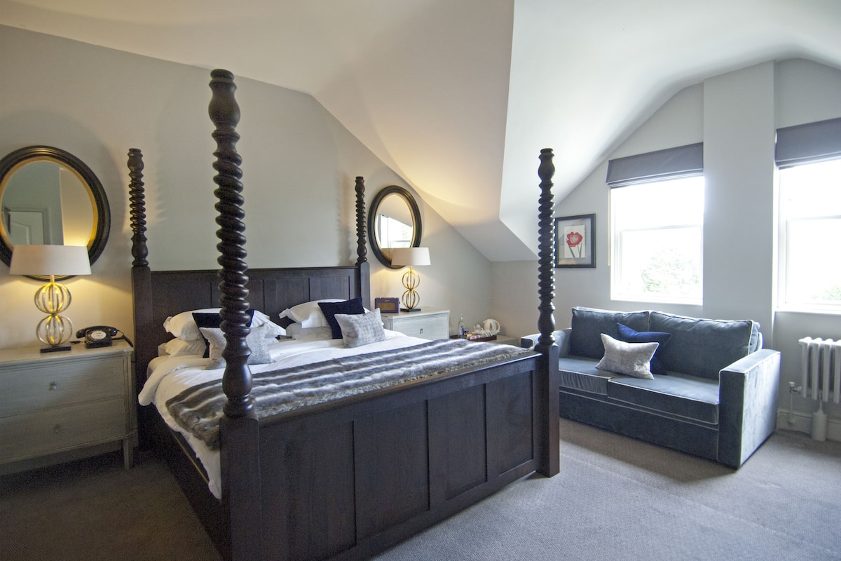 Egyptian cotton sheets, premium bedding, minibar, in-room safe
