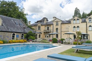 Outdoor pool, open 8:00 AM to 7:00 PM, pool umbrellas, pool loungers - Beechfield House Hotel (Melksham)