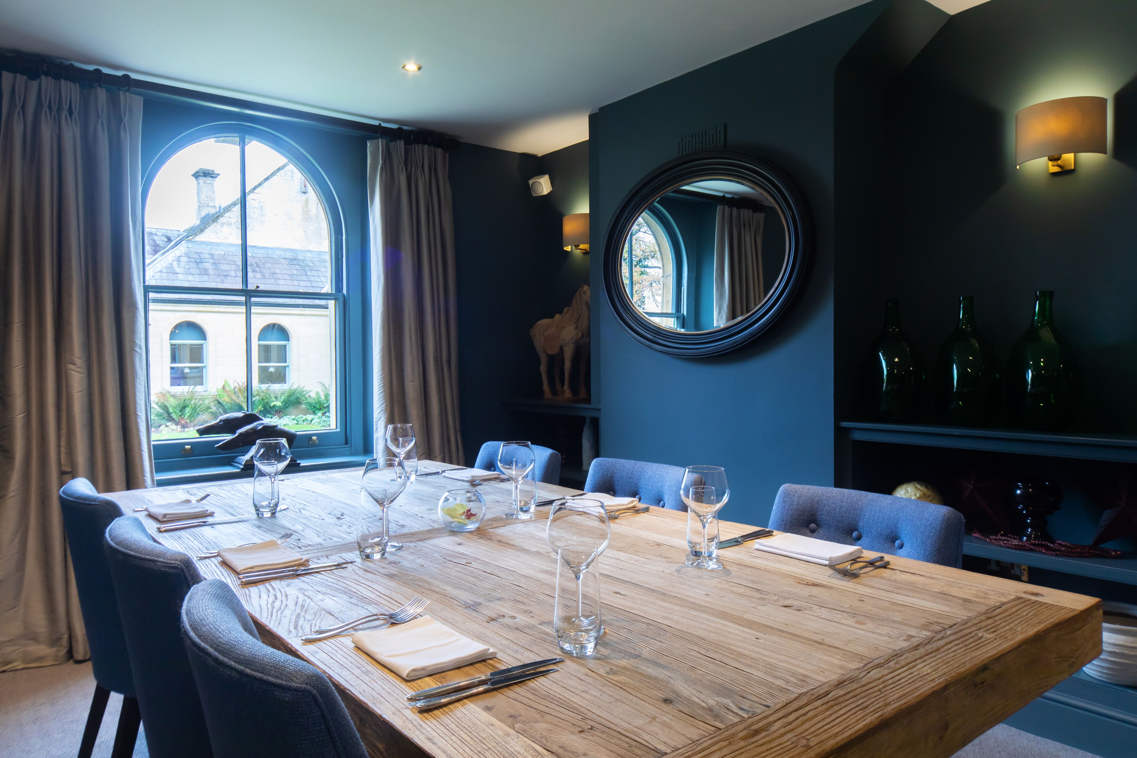 2 restaurants, breakfast served