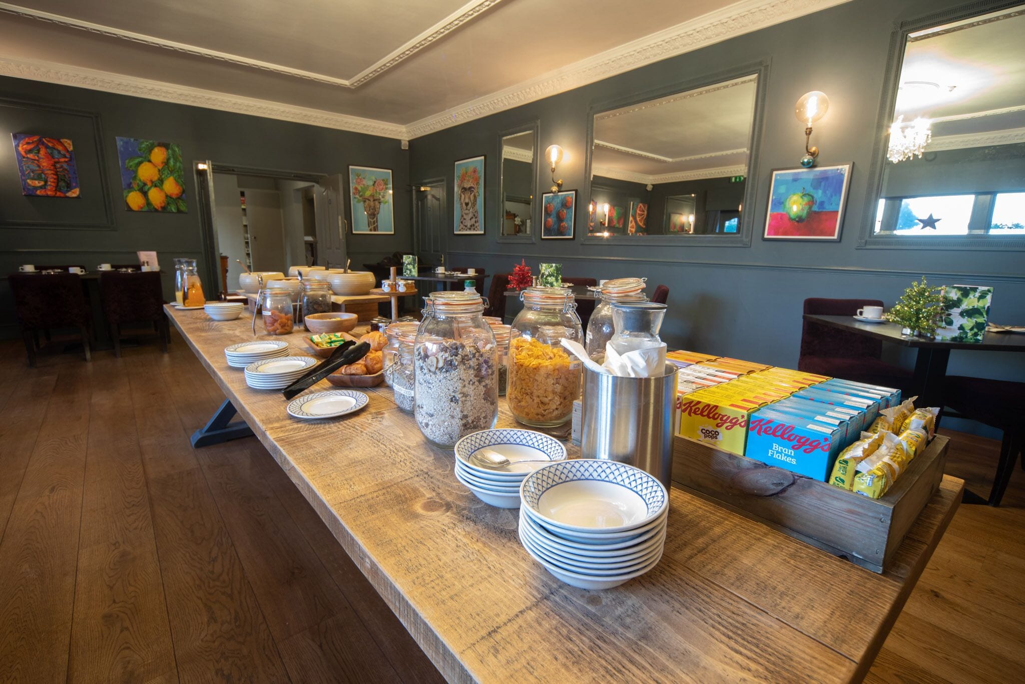 2 restaurants, breakfast served