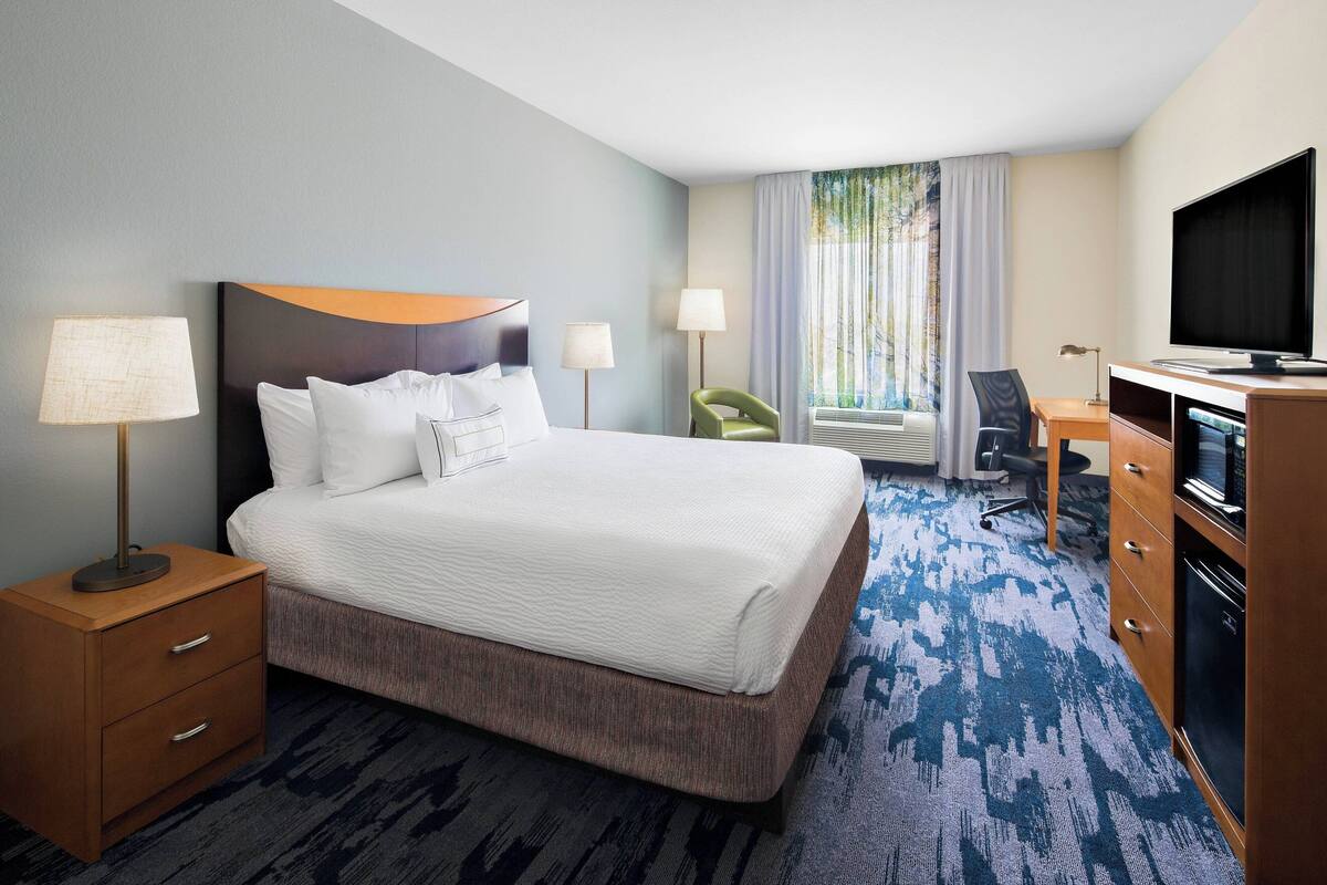 room, 1 king bed, non smoking | premium bedding, down duvets, desk, blackout curtains