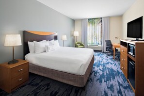 Chambre, 1 très grand lit | Literie de qualité, couette en duvet, bureau, rideaux d’obscurcissement