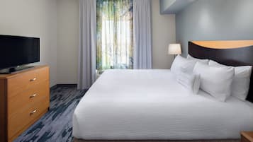 Estudio, 1 cama King size y sofá cama | Ropa de cama de alta calidad, edredón, escritorio y cortinas blackout