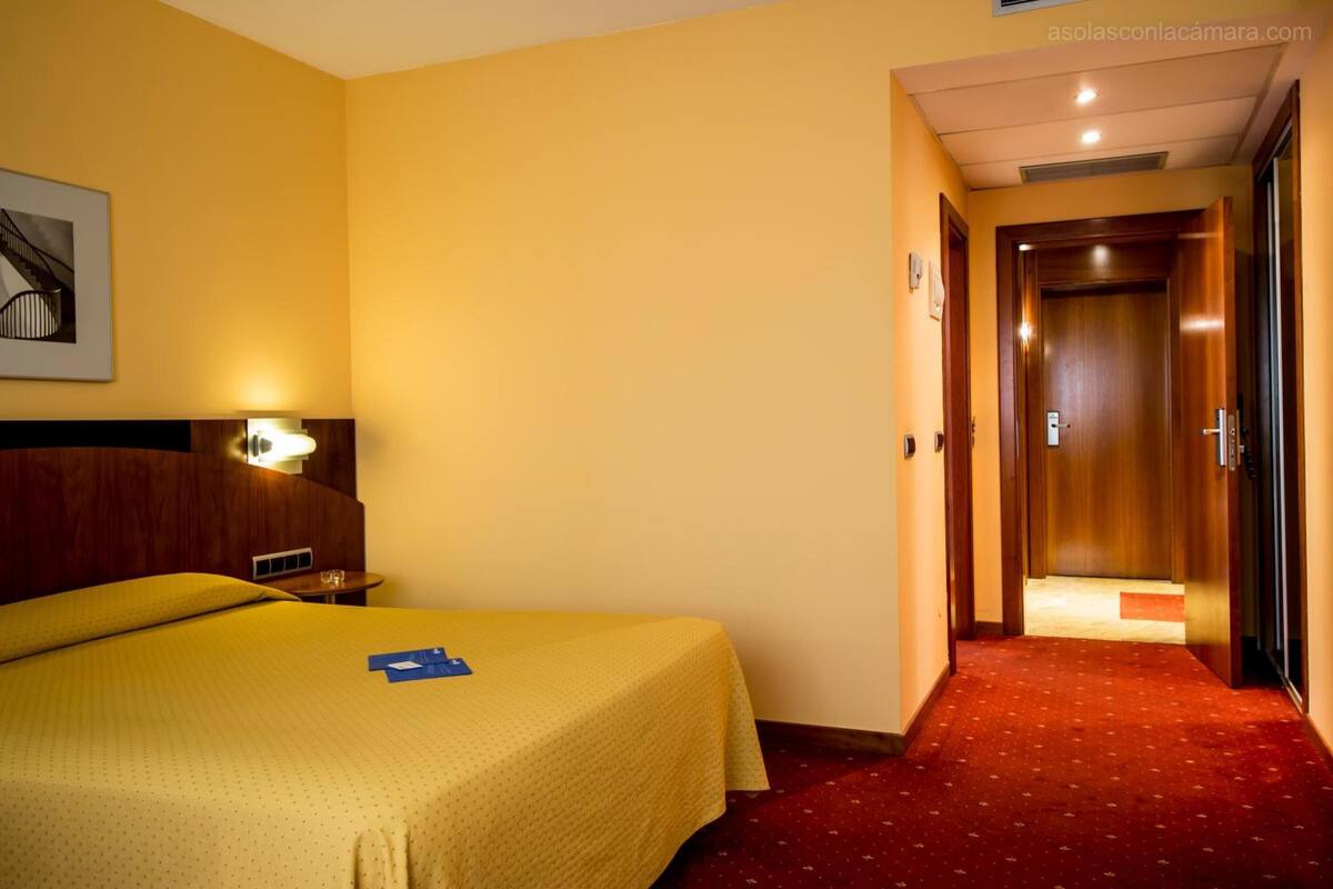 in-room safe, desk, soundproofing, free wifi