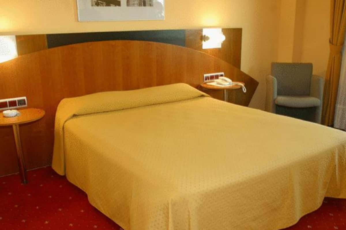 In-room safe, desk, soundproofing, free WiFi