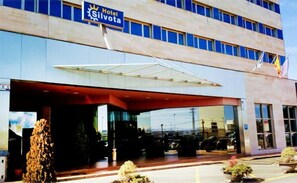 Property entrance - Hotel Silvota (Llanera)