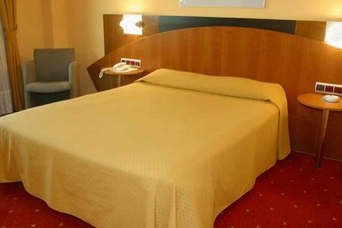 in-room safe, desk, soundproofing, free wifi