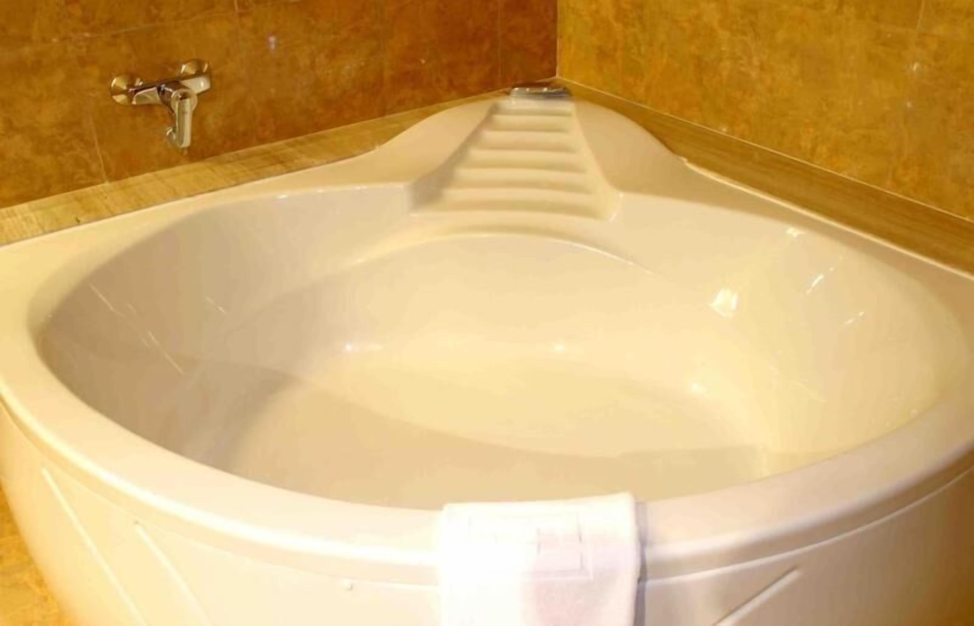 combined shower/bathtub, towels