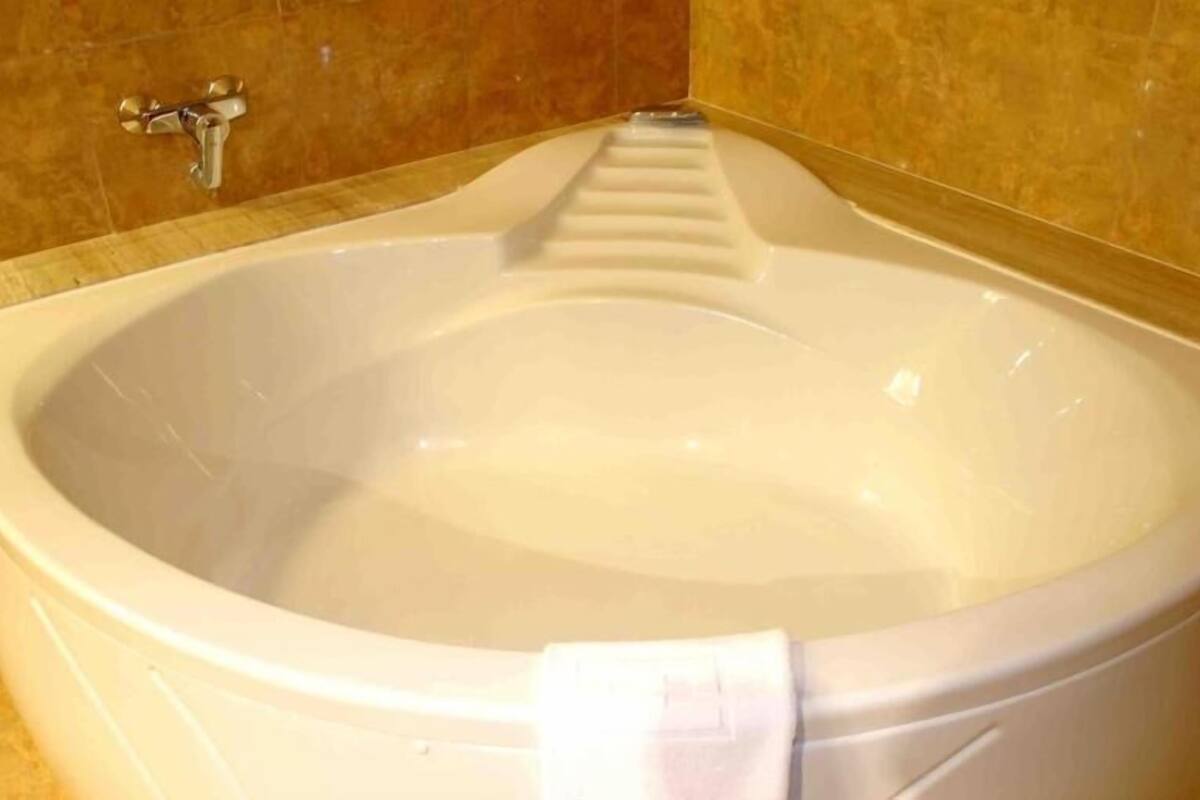 combined shower/bathtub, towels